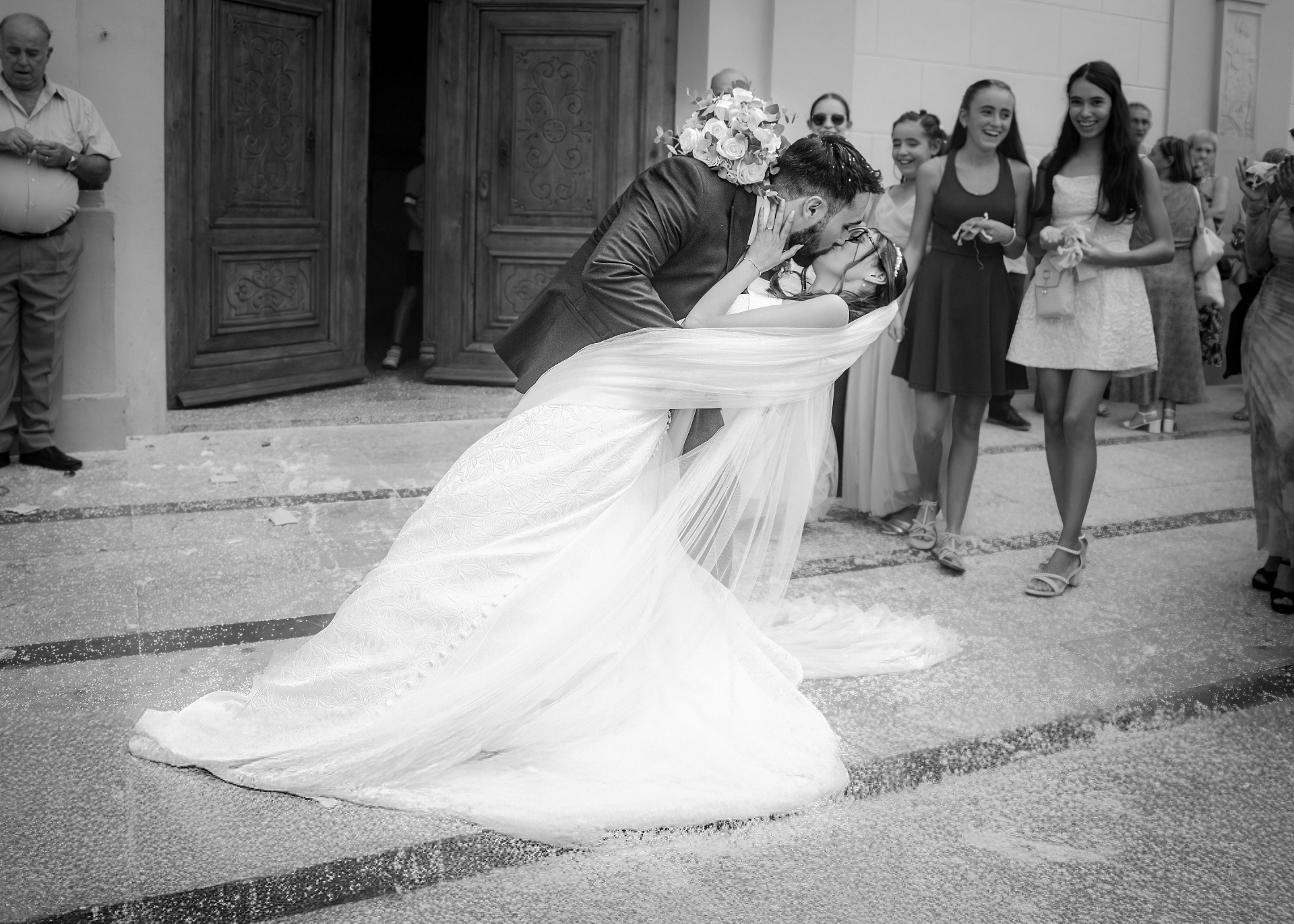 Beso de novios a la salida de la iglesia