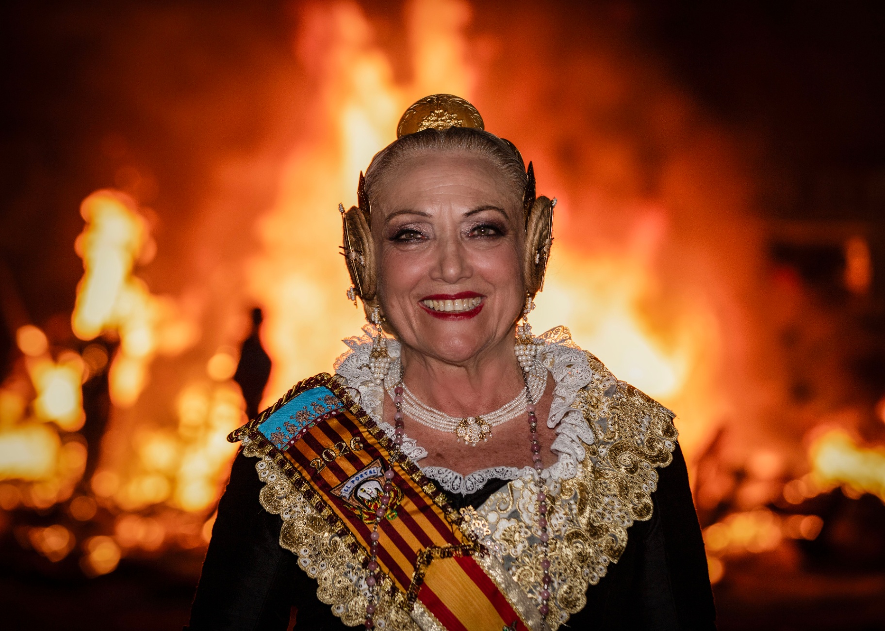 Fallera mayor frente a la falla